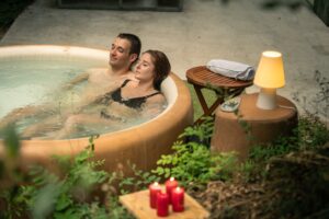 Domaine-de-Ravel-gite-jacuzzi-spa-86 Couple profitant du jacuzzi privatif d’un gîte du Domaine de Ravel