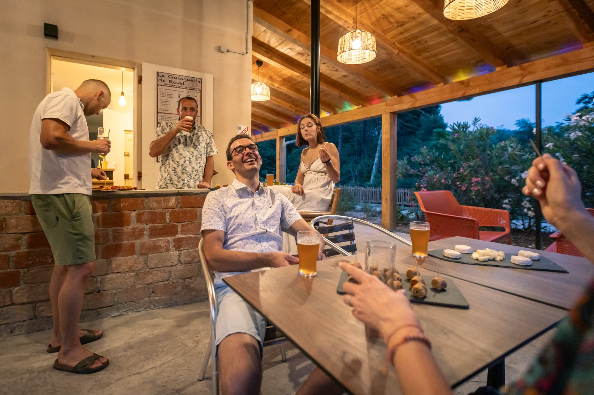 Amis rigolant en terrasse du domaine de ravel