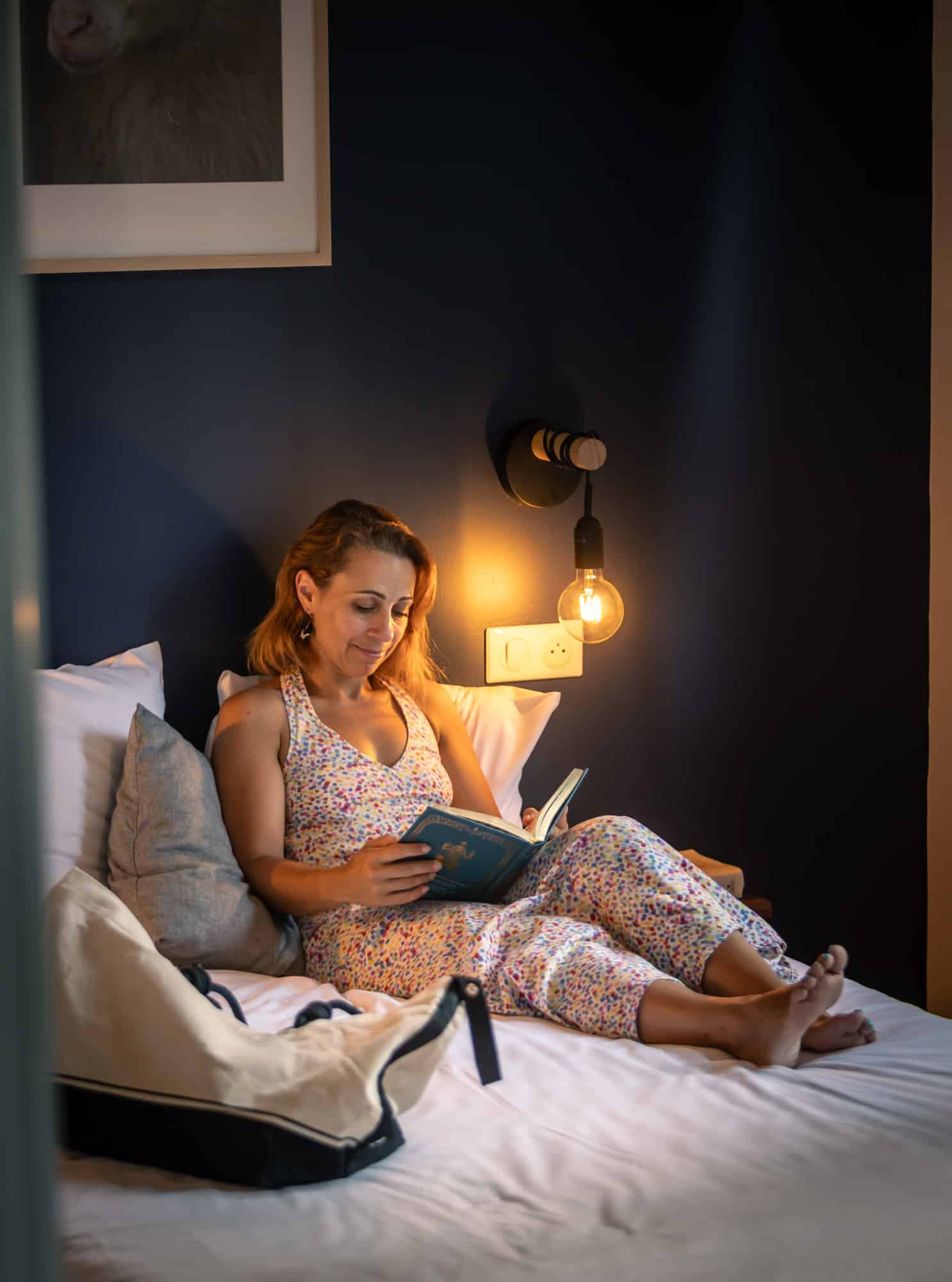 Domaine-de-Ravel-juillet 2025-olivier octobre-BD-29 Jeune maman lit un livre sur le lit de sa chambre