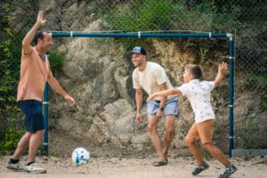 Domaine-de-Ravel-juillet 2025-olivier octobre-BD-53 Enfants jouant avec leur père sur le terrain de football du Domaine de Ravel