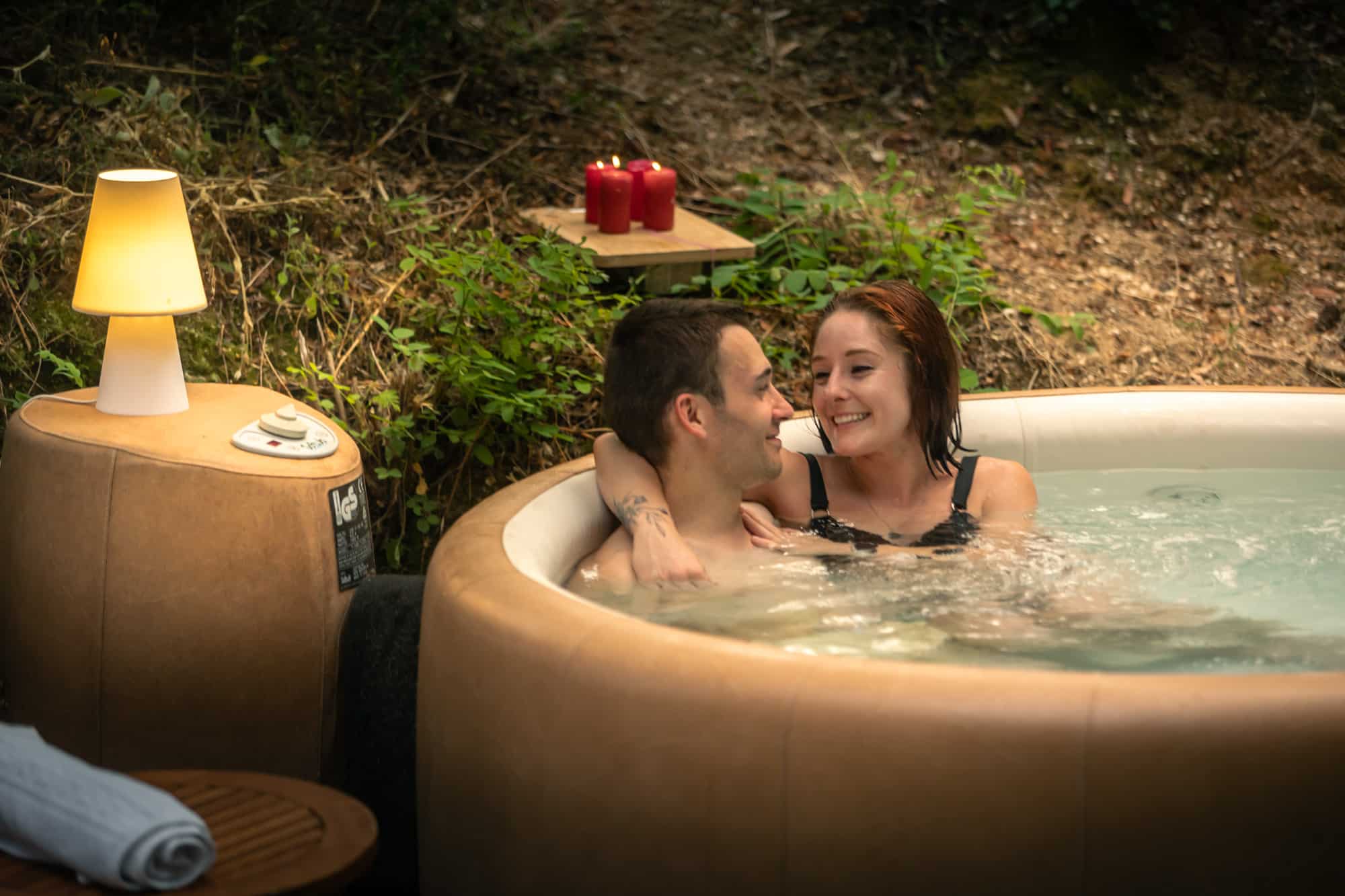 Domaine-de-Ravel-juillet 2025-olivier octobre-BD-89 Couple dans le jacuzzi privatif sur la terrasse d’un gîte