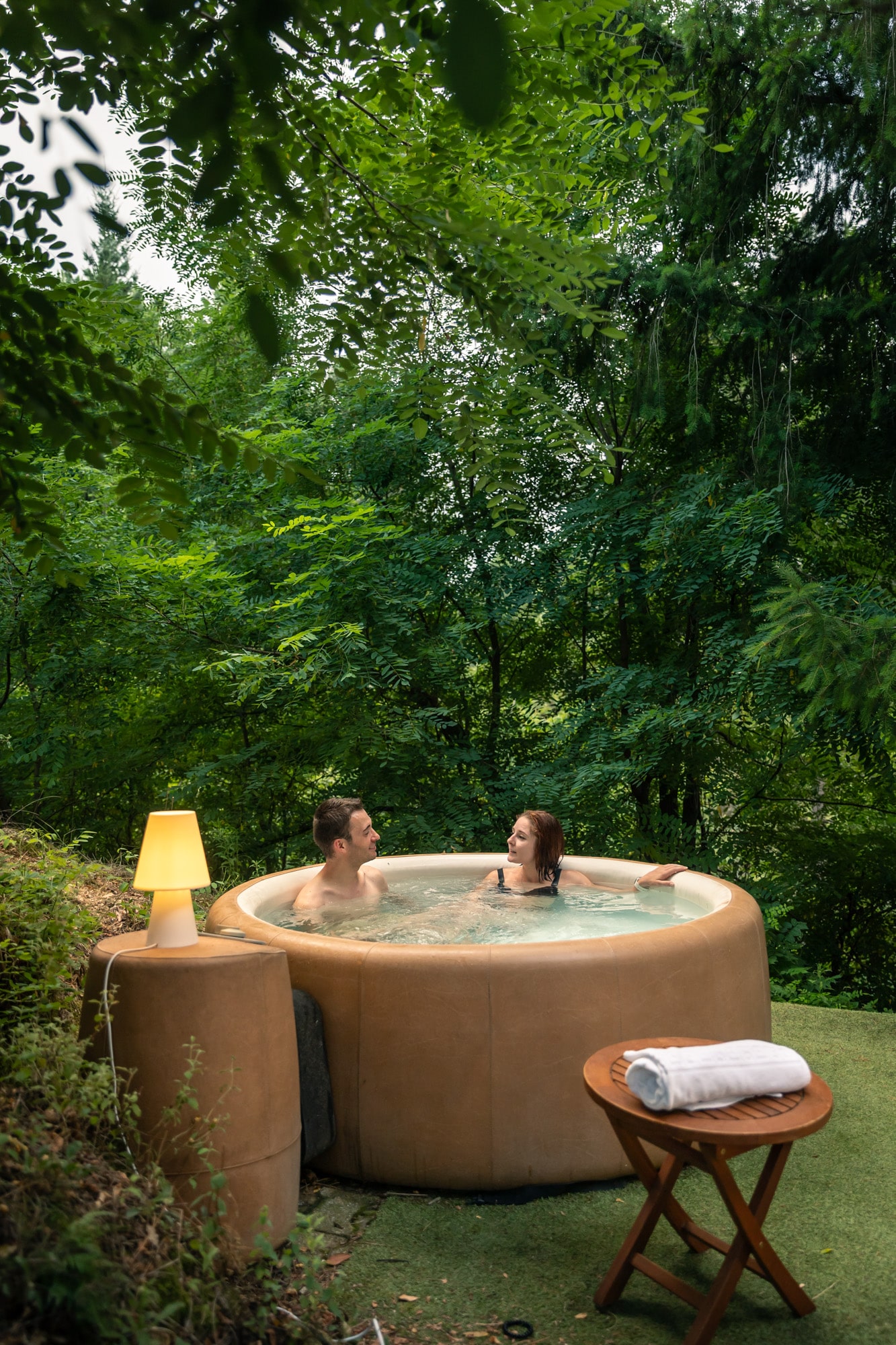 Domaine-de-Ravel-juillet 2025-olivier octobre-BD-92 Jacuzzi privatif sur une terrasse entourée de verdure
