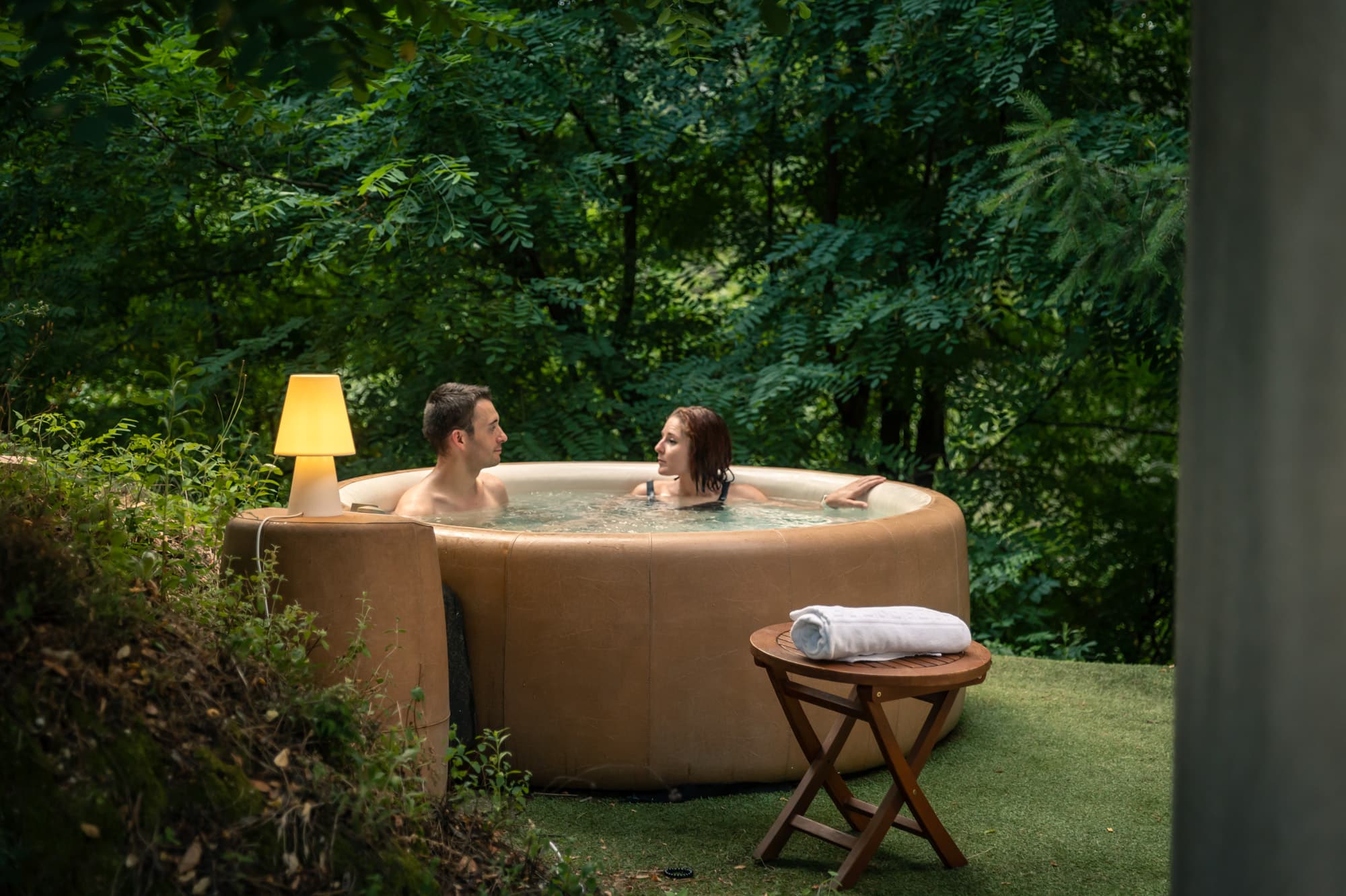 Domaine-de-Ravel-juillet 2025-olivier octobre-BD-93 Détente dans le jacuzzi privatif entouré de verdure