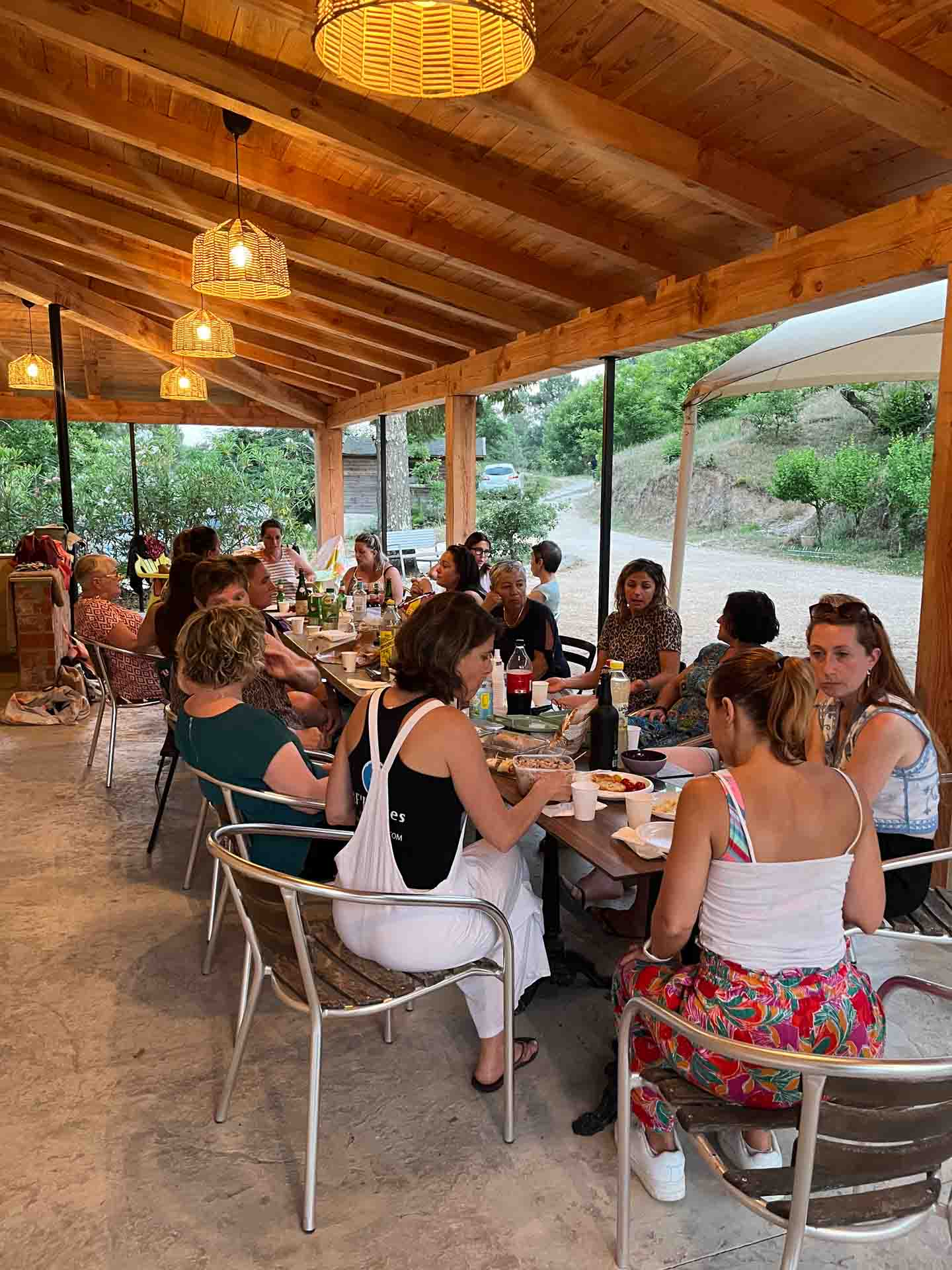 Domaine de Ravel Groupe-10 Réunion de famille et cousinade sous la terrasse du domaine
