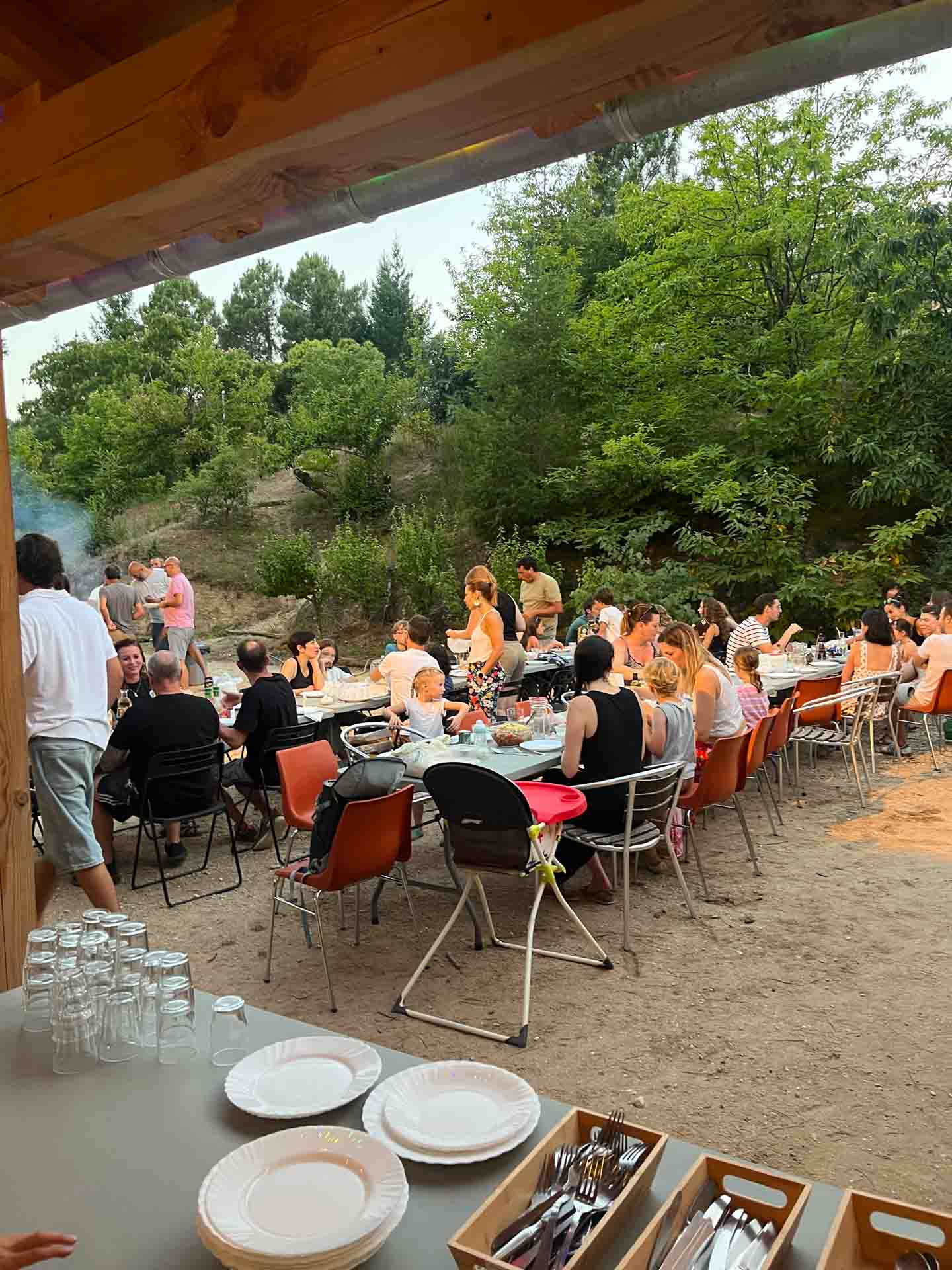Domaine de Ravel Groupe-14 Grande tablée sur la place du village