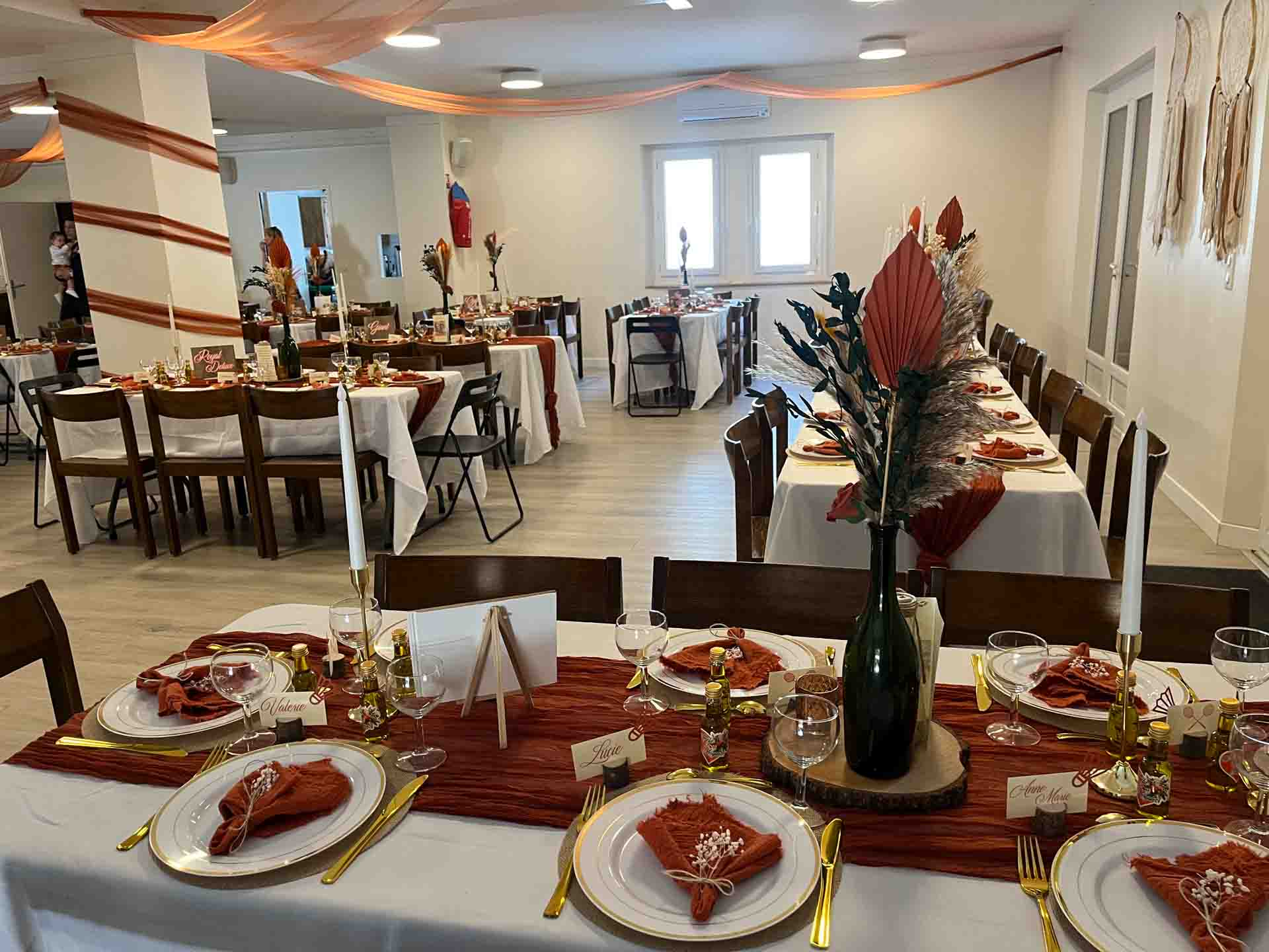 Domaine de Ravel Groupe-20 Table joliment dressée pour un mariage