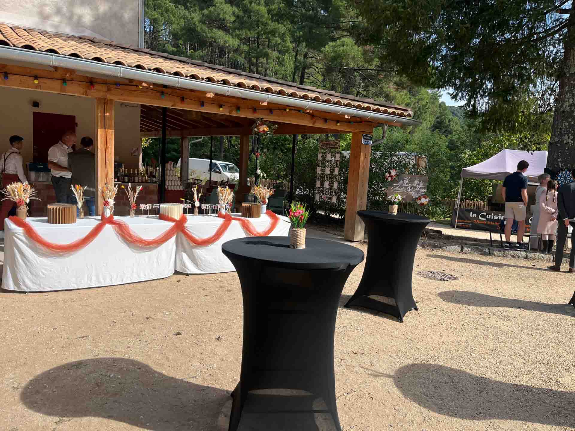 Domaine de Ravel Groupe-24 Vin d'honneur sur la place du village de gîte