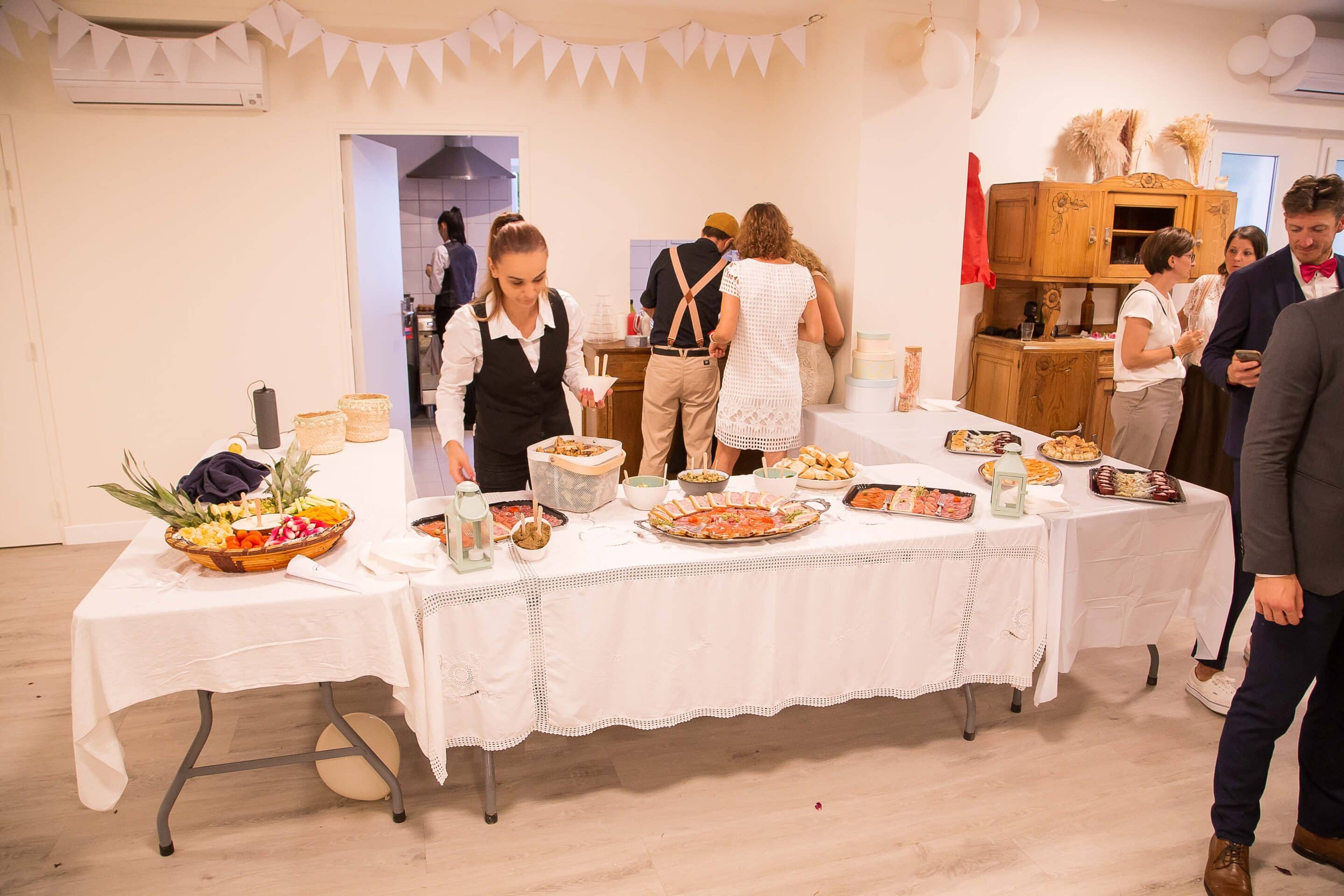 Service du buffet dans la salle de réception