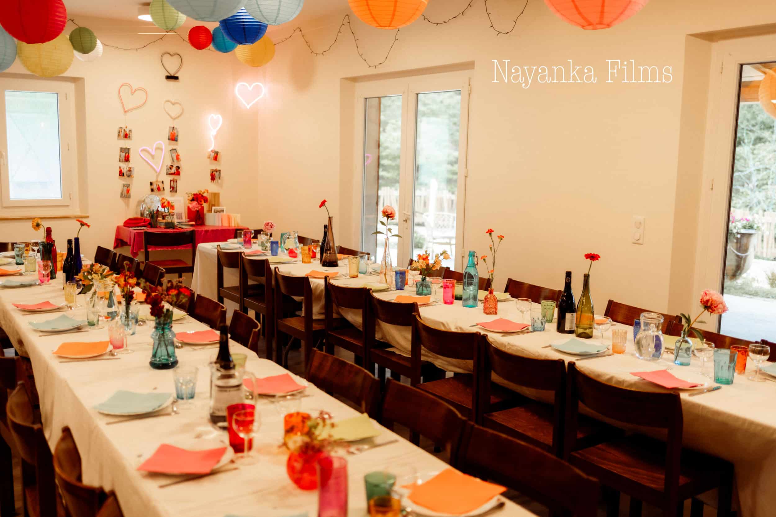 Tables dressées pour un mariage coloré